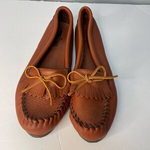 Minnetonka women’s deerskin soft T moccasin. Carmel color. Hand stitching Sz 11